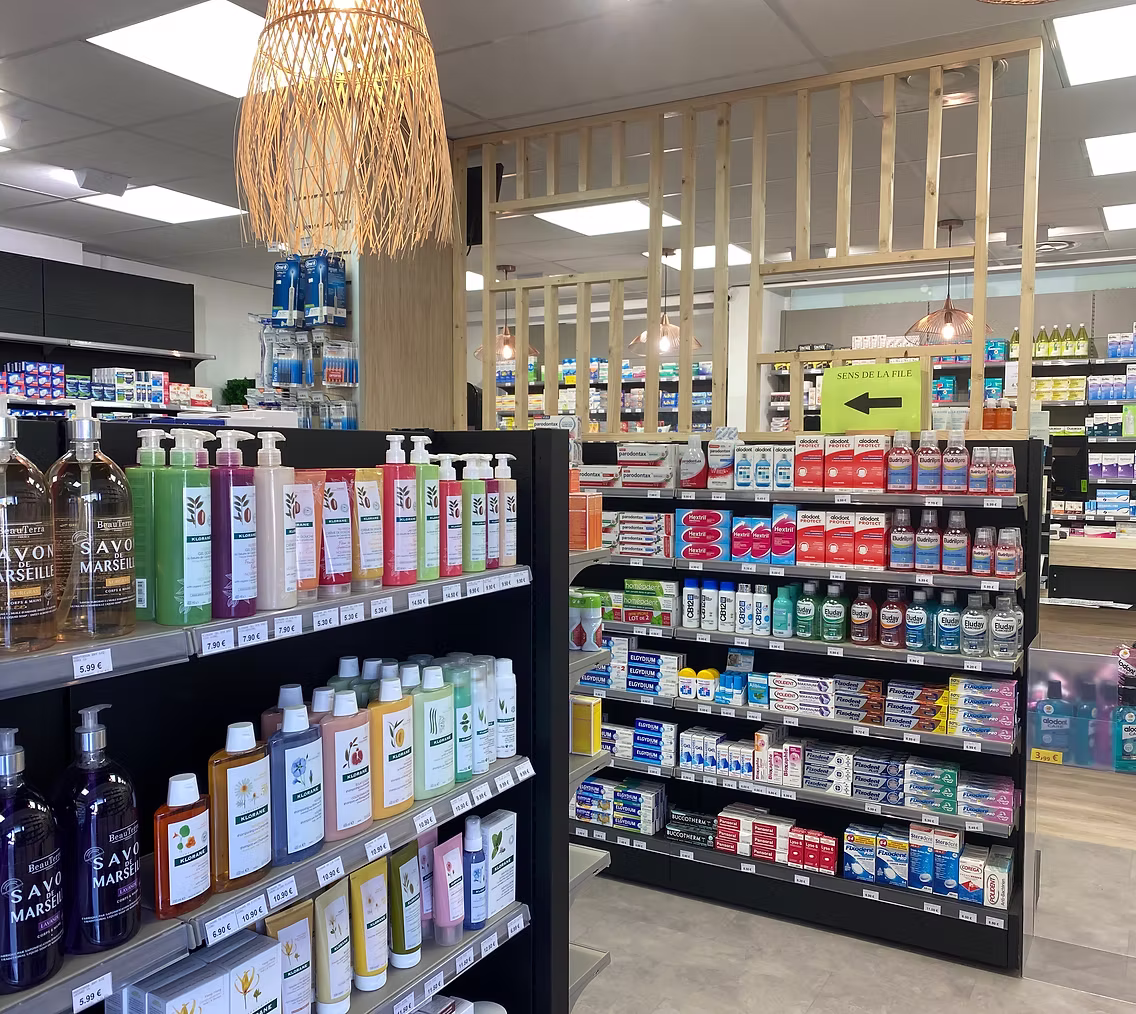 L’intérieur lumineux de la Pharmacie Laurentine